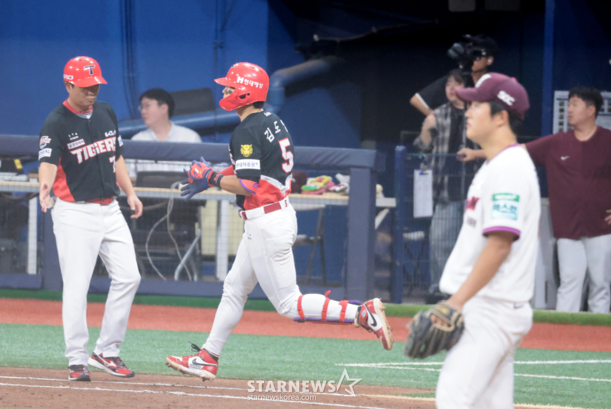 [포토]'키움 전준표 상대로 시즌38호 홈런' 김도영