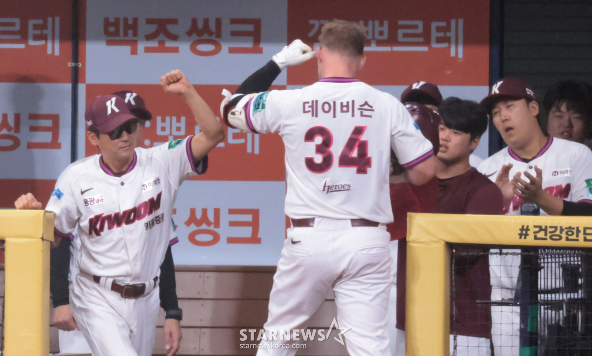 [포토]'감독님 어깨조심!' 데이비슨