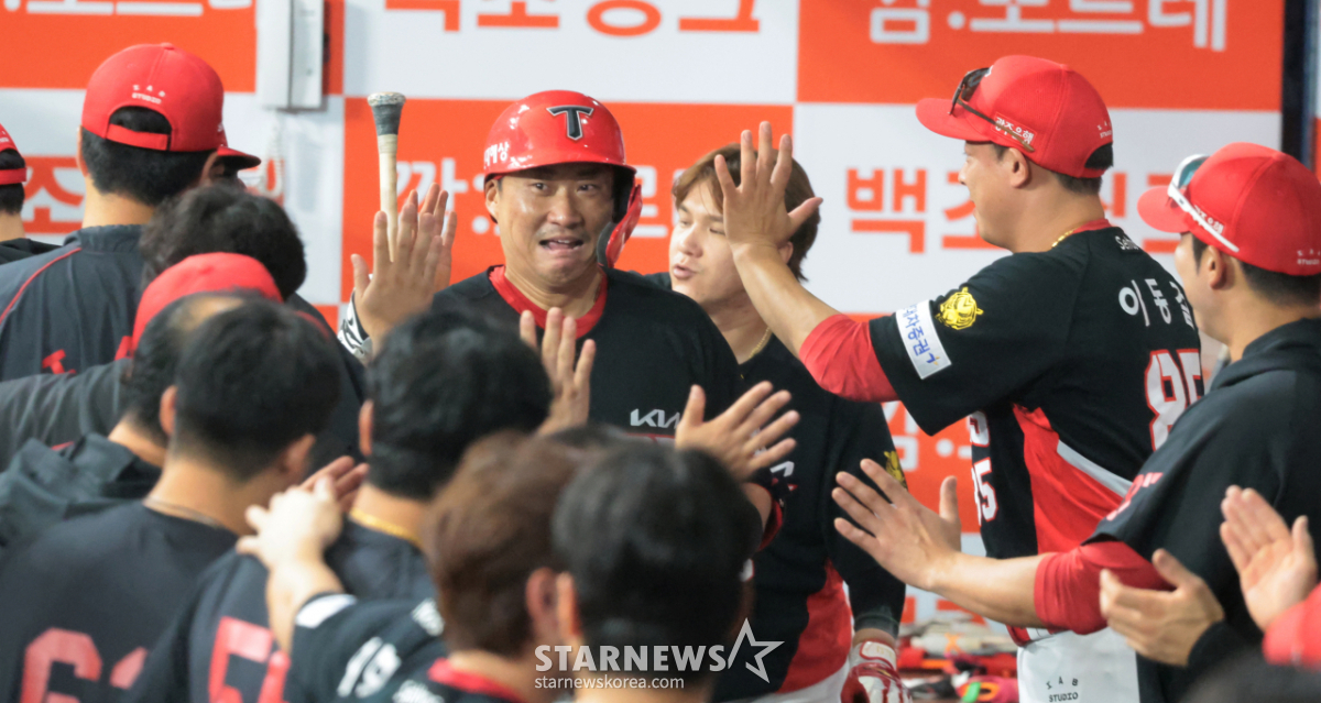 [한번에쓱]이거 쐐기포 맞지? '홈런 치고 맞으면 즐겁지!' 8회초 투런포 김태군