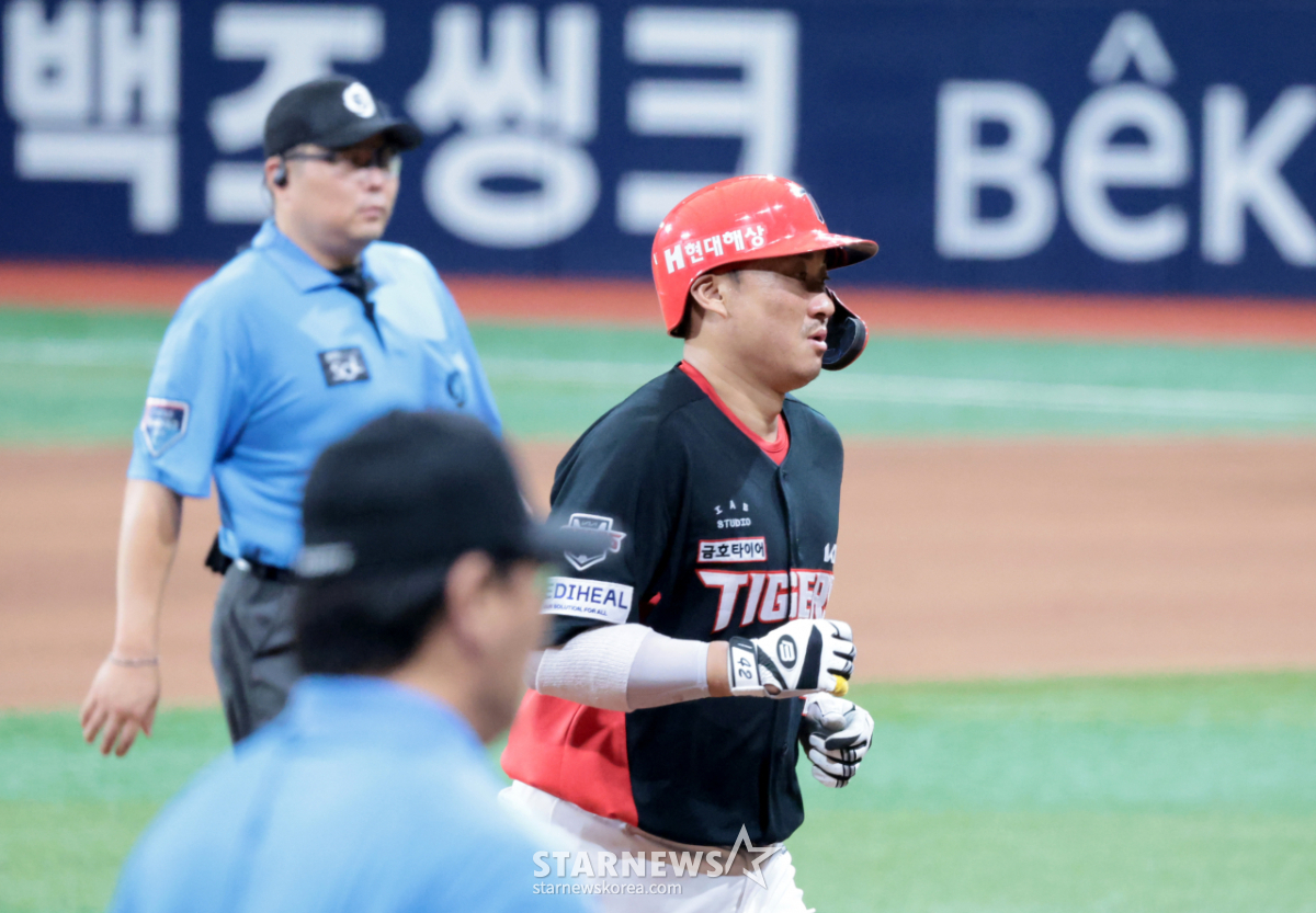 [포토]'쐐기맞지?' 8회초 투런포 김태군