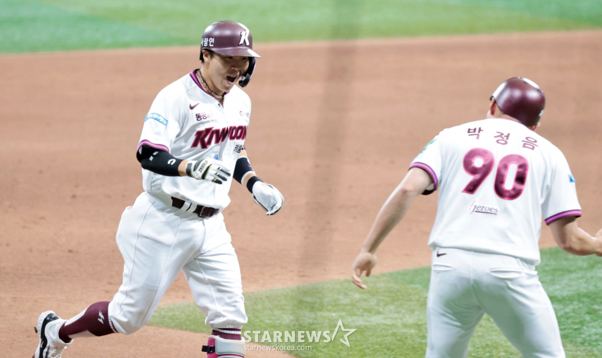 [포토]'내가 끝냈다!' 이의리 상대로 그랜드슬램 김재현
