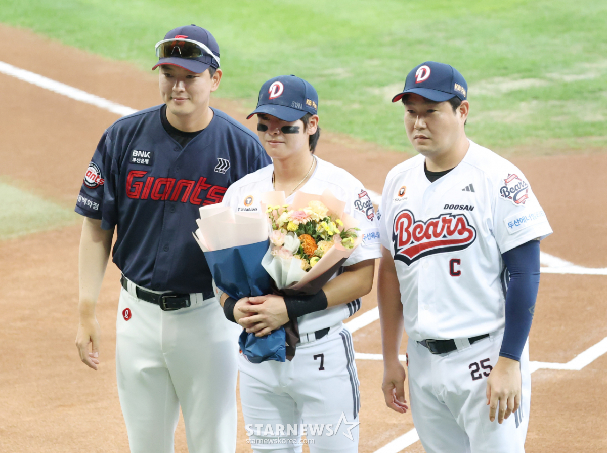 [포토] 김원중-양의지 '박찬호 1000안타 축하해'