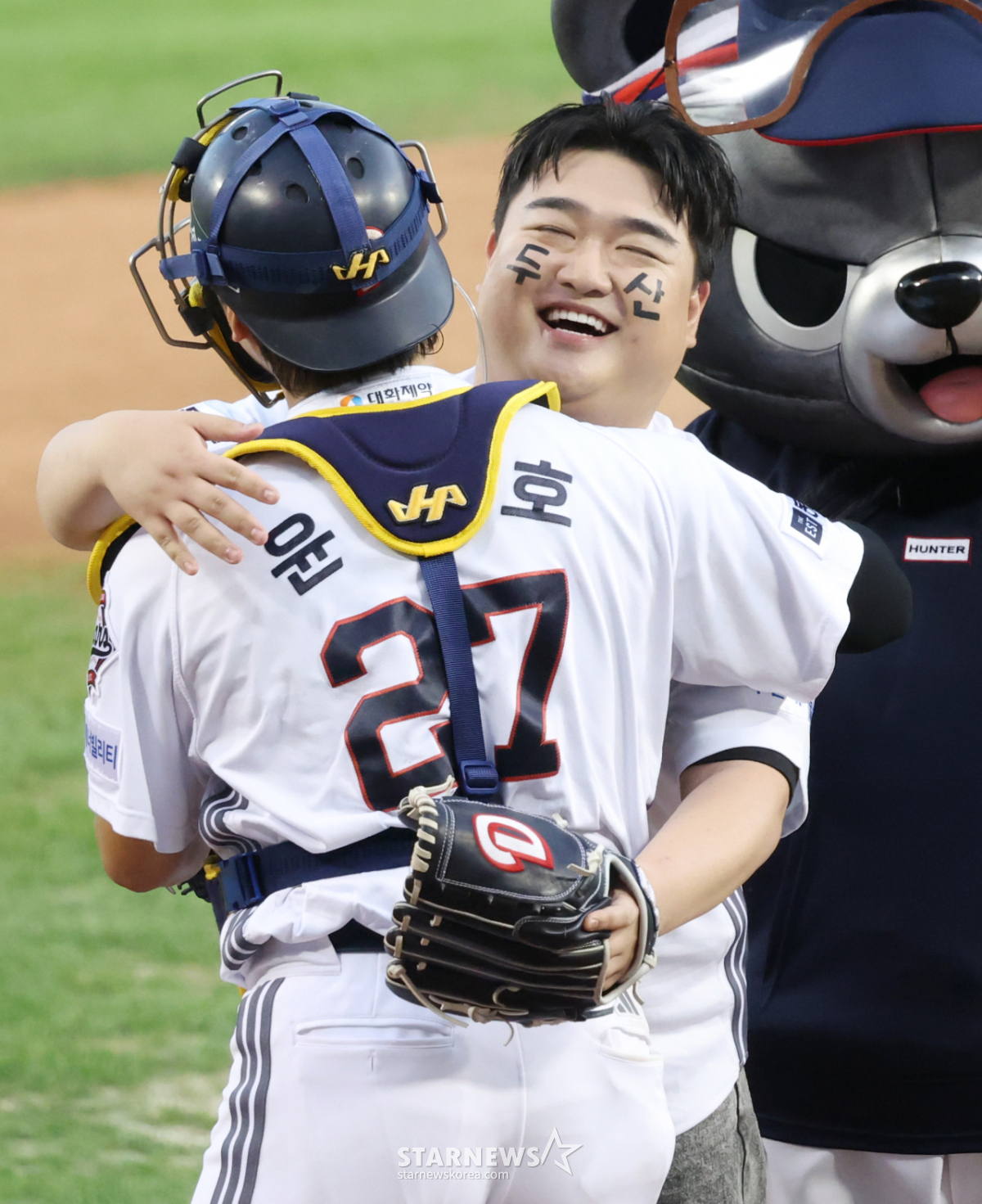 [포토] 규카츠 김규원, 윤준호와 뜨거운 포옹