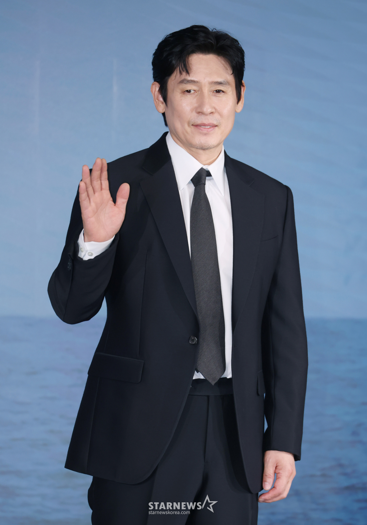 설경구 '여유로운 손인사'[★포토]
