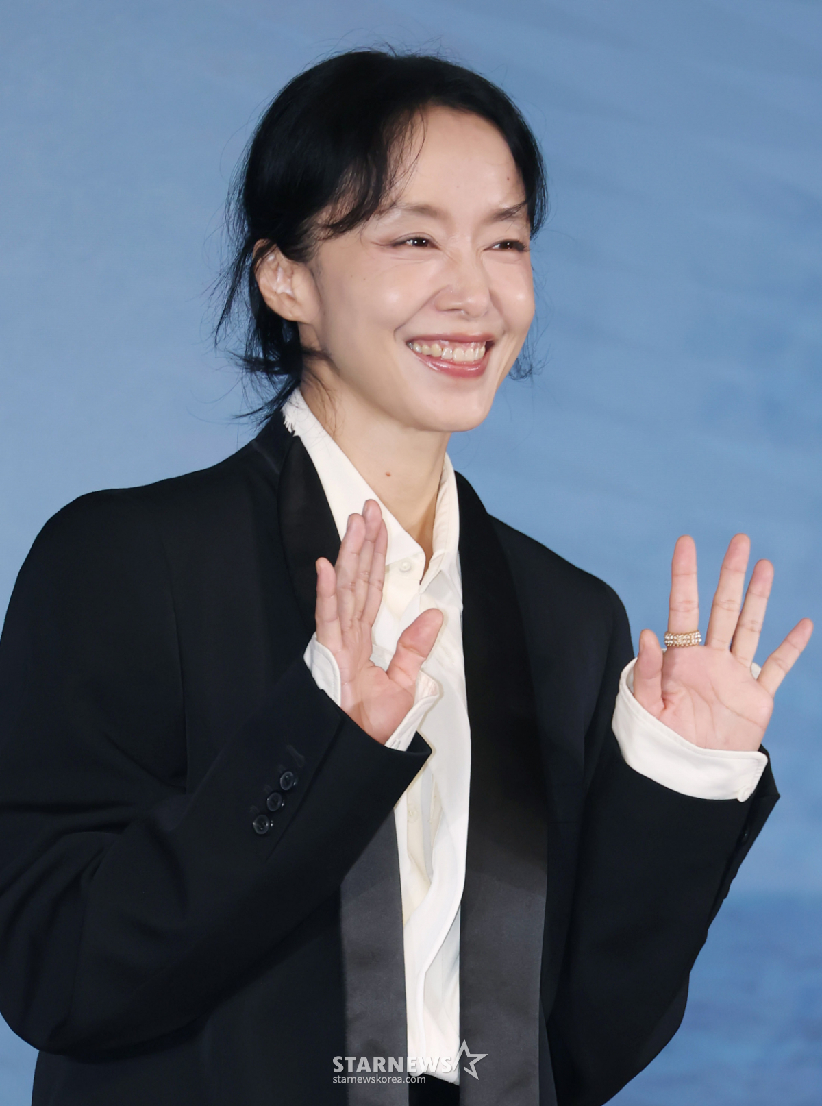 전도연 '깜찍한 손인사'[★포토]