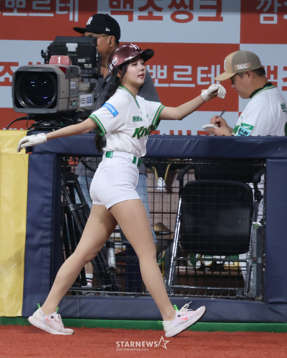 [포토] 배트걸 강수경, 경쾌한 풋워크