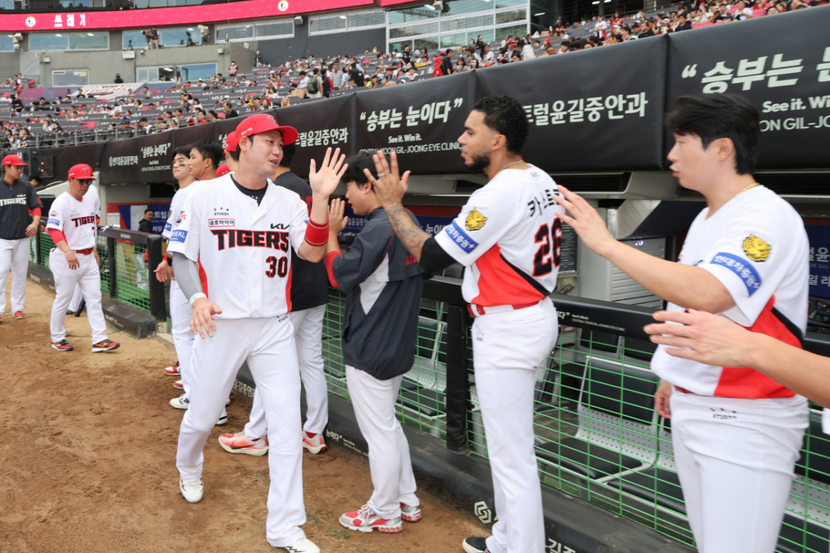 KIA 1:1 깜짝 트레이드 '왜' 팬들이 이토록 열광하나→사령탑까지 극찬 폭발 "체력 안배를 좀 시켜줘야 할 것 같다"