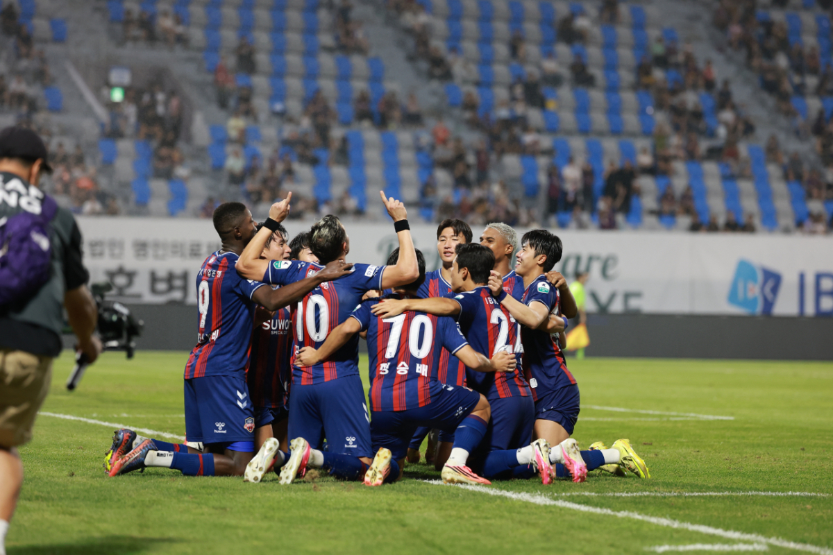 '10경기 무패' 수원FC, 짜릿 2:1 역전승 '2위 점프'→'선두' 수원 삼성과 4점 차... 부산 '7경기 무승 수렁' [수원 현장리뷰]