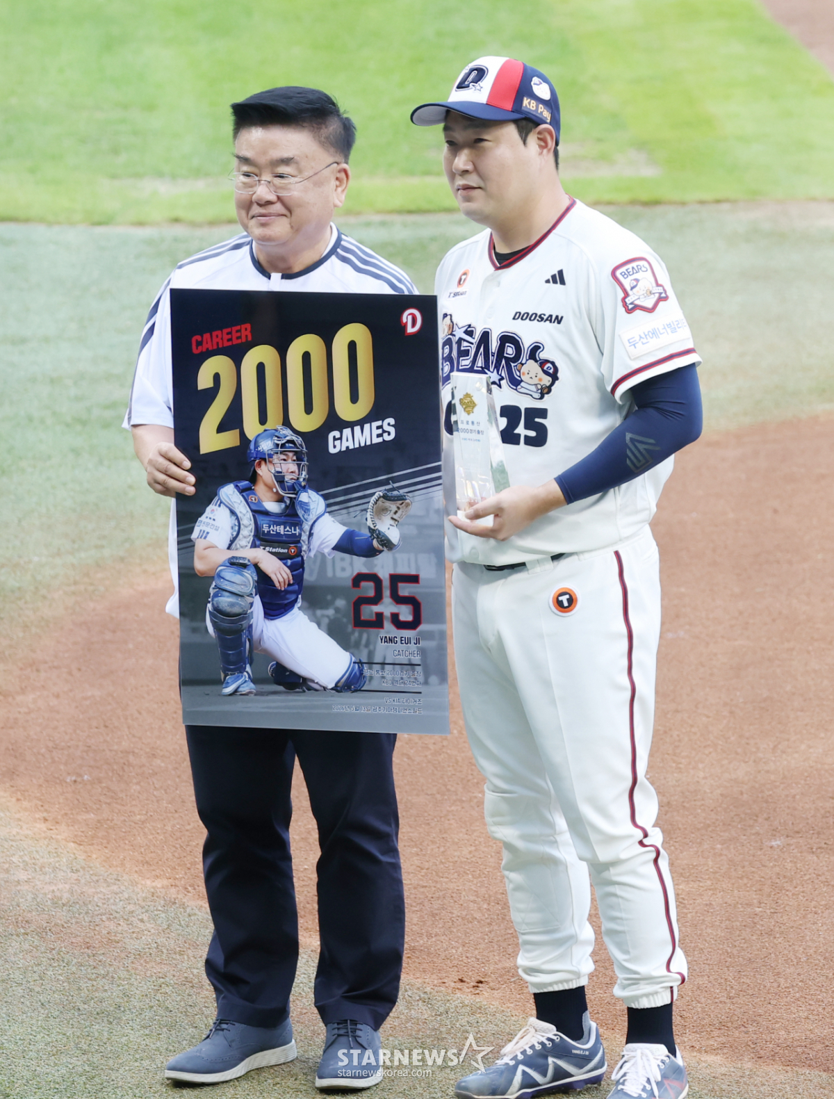 [포토] 양의지 2000 경기 출장, 김태룡 단장의 축하