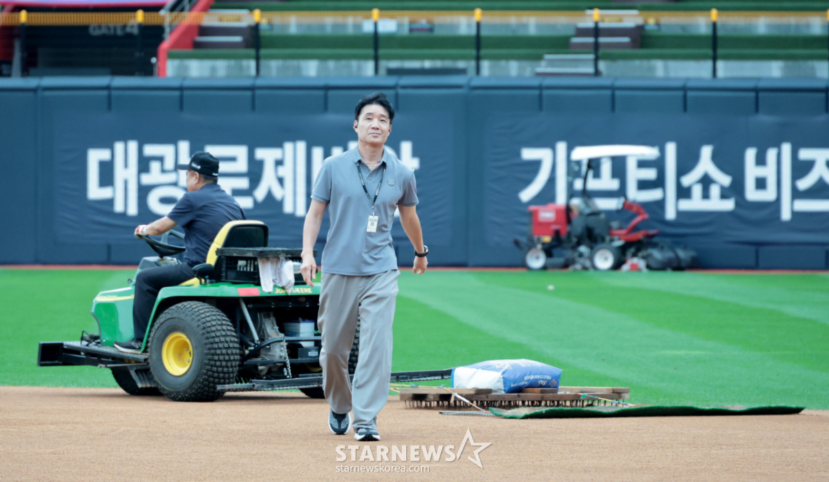 [포토]'비만 안오면 야구하기 좋은 날씨죠!' 한용덕 KBO경기운영위원