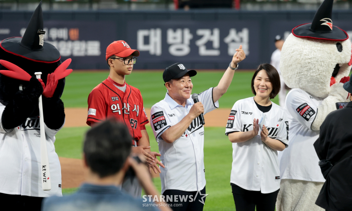 [포토]'야구는 사랑입니다!' 김충영 익산시의회 의장
