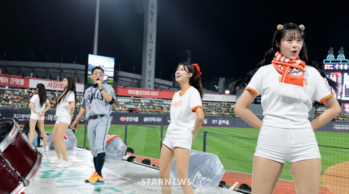 [한번에쓱]야구는 9회까지다! '최강한화를 외치며' 응원하는 창화신과 한화치어리더들