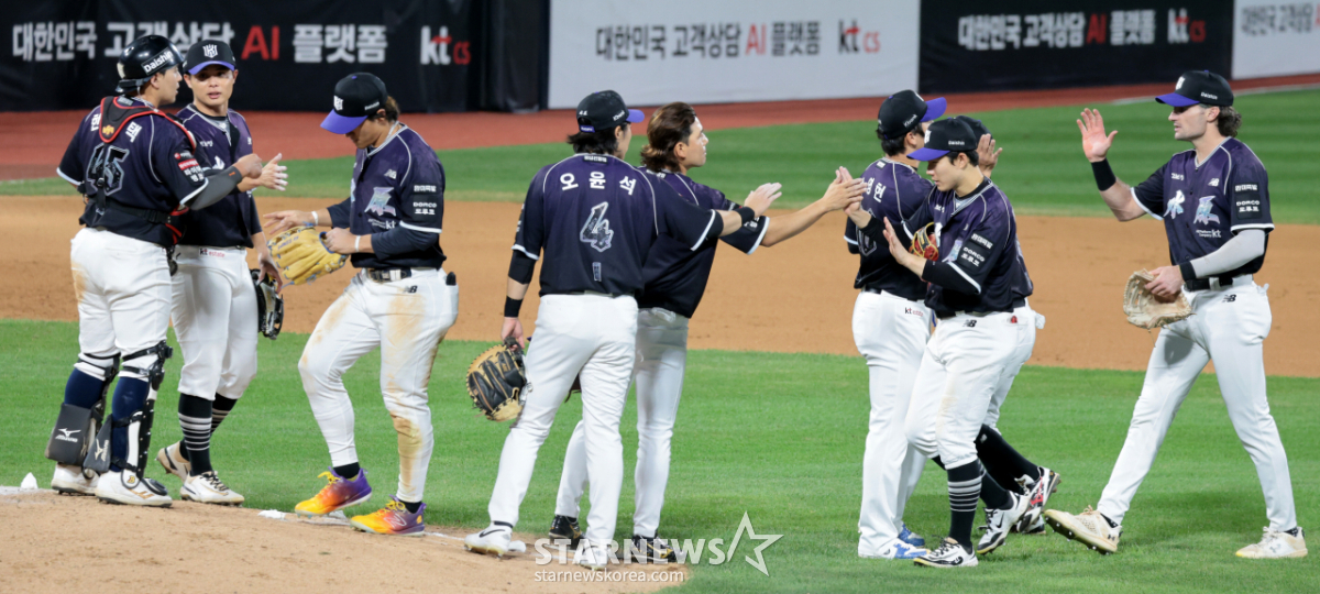 [한번에쓱]초반 얻어낸 3점 끝까지 지켜내며 '3-1 승리 자축하는' KT선수들