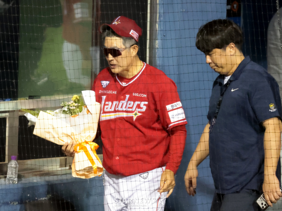 [포토] '200승 축하꽃다발 들고 귀가' 랜더스 이숭용 감독