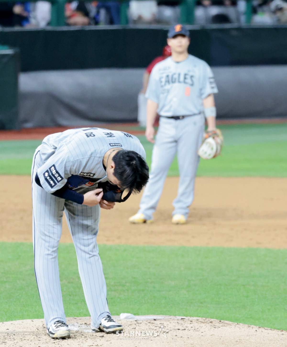 [포토] '몸에 맞는 볼' 에레디아에 폴더인사로 사과하는 박준영