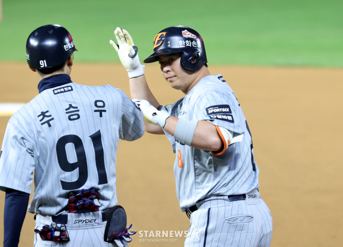 [포토] '4회초 안타로 출루하는' 노시환