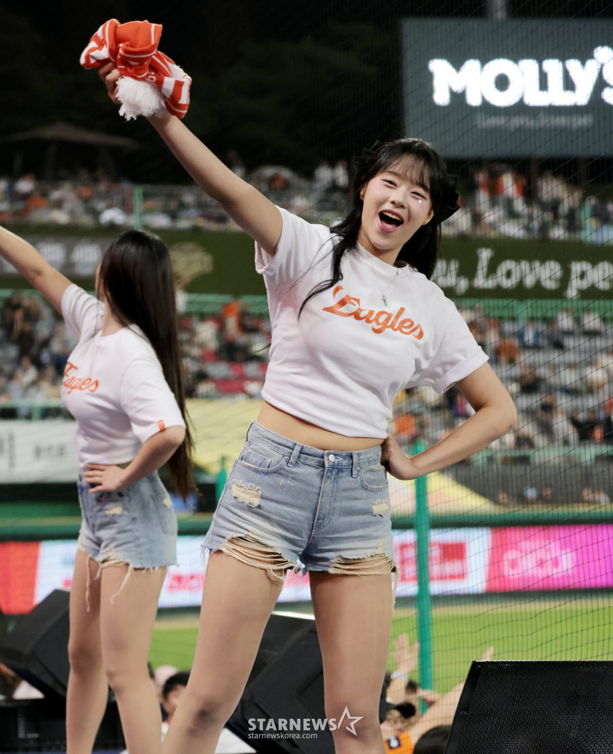 [포토] '야구는 9회까지 맞죠?' 김태연 추격홈런에 신난 이호은
