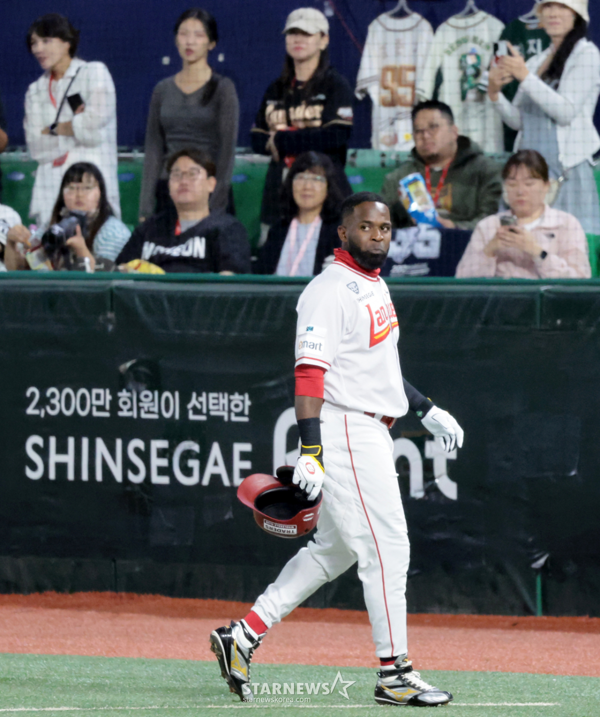 [포토] '오늘 두번째다!' 몸에맞는볼 에레디아
