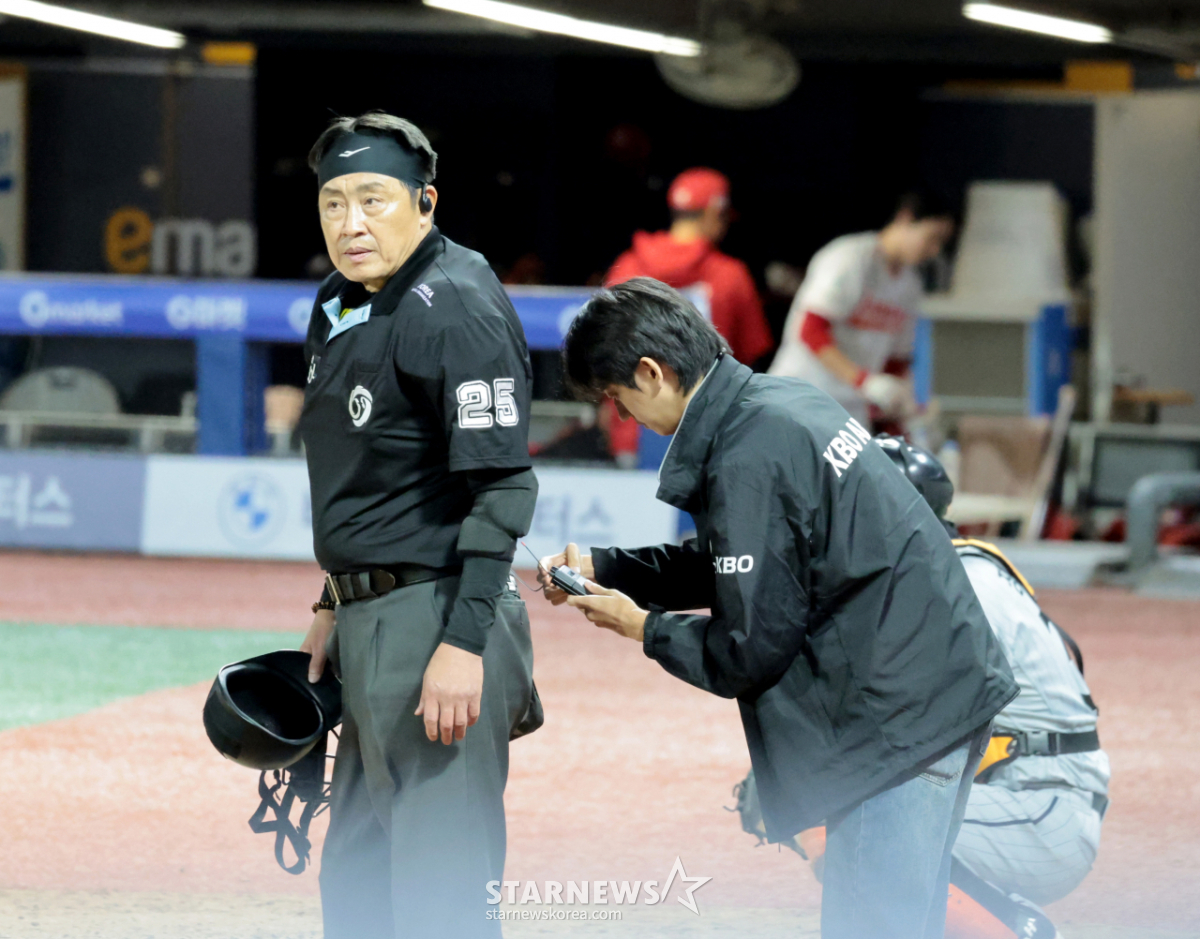 [포토] 소통이 중요하지! '수신기 점검받는' 박기택 구심