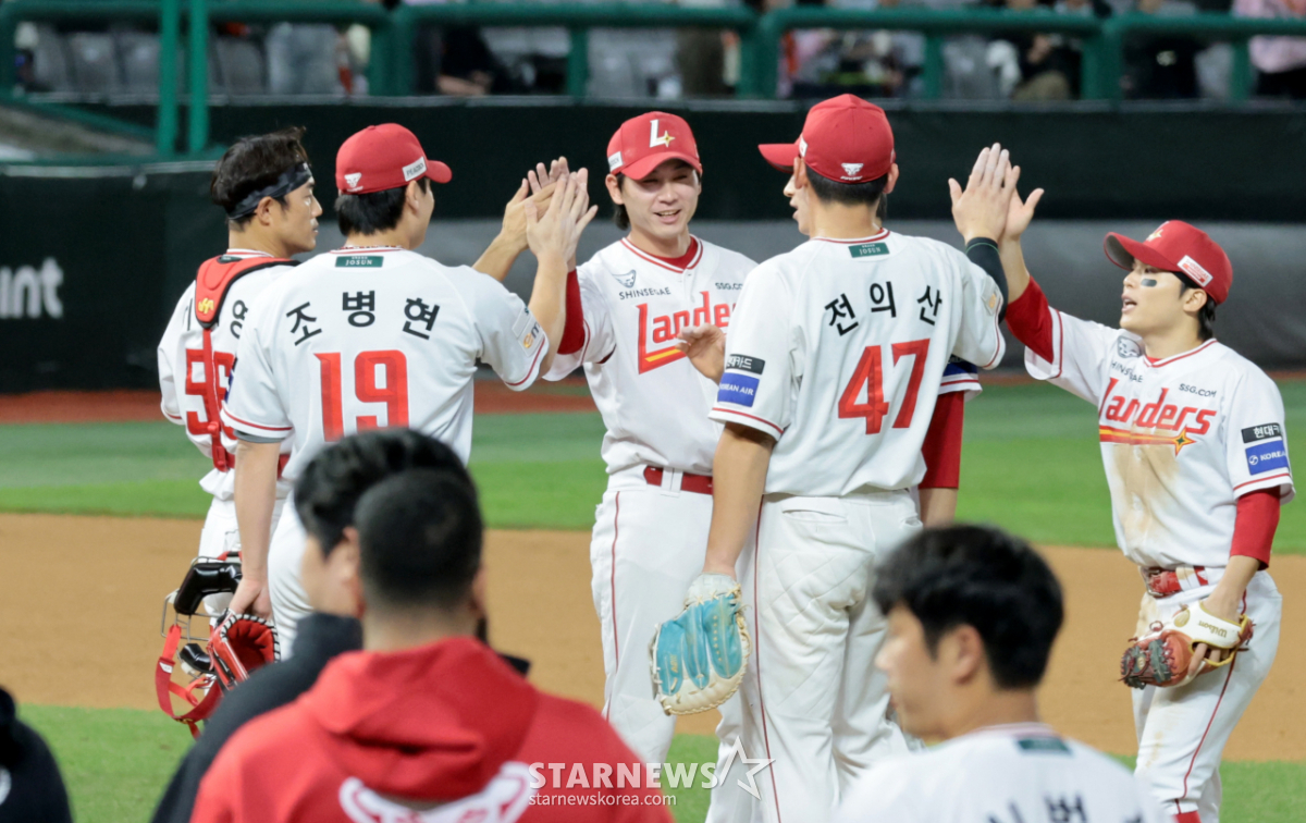 [포토]4-3 승리 자축하는 랜더스 '어제도 오늘도 1점차 지켜낸 조병현