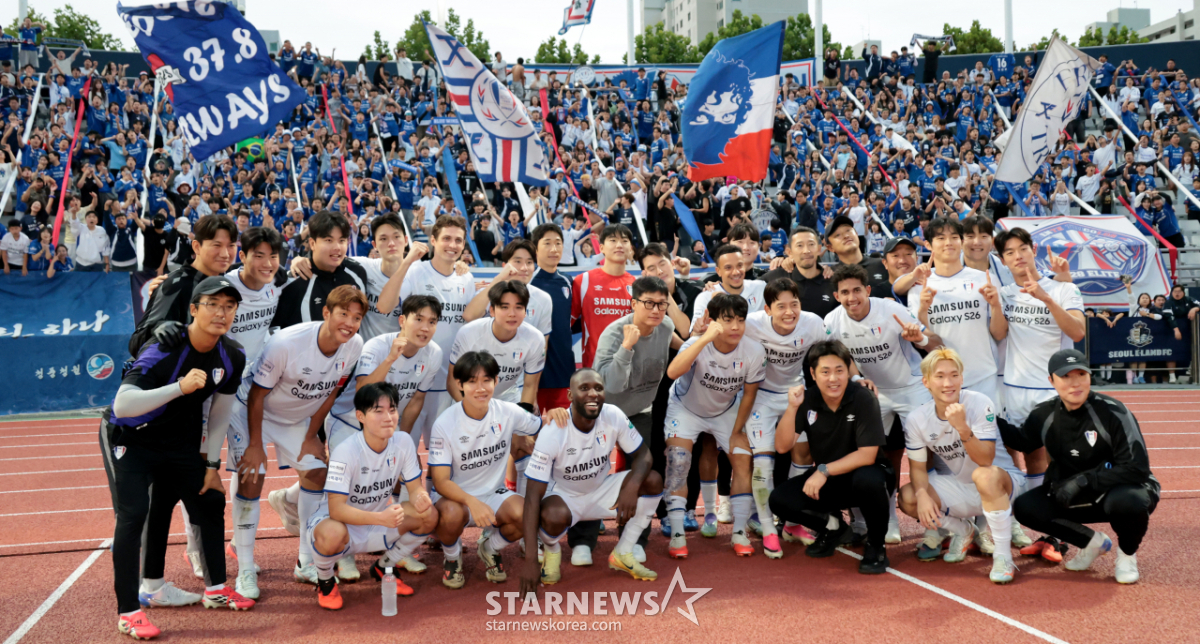 [포토]'2위 이랜드와 승점3점 더 벌리고' 승리자축하는 수원삼성
