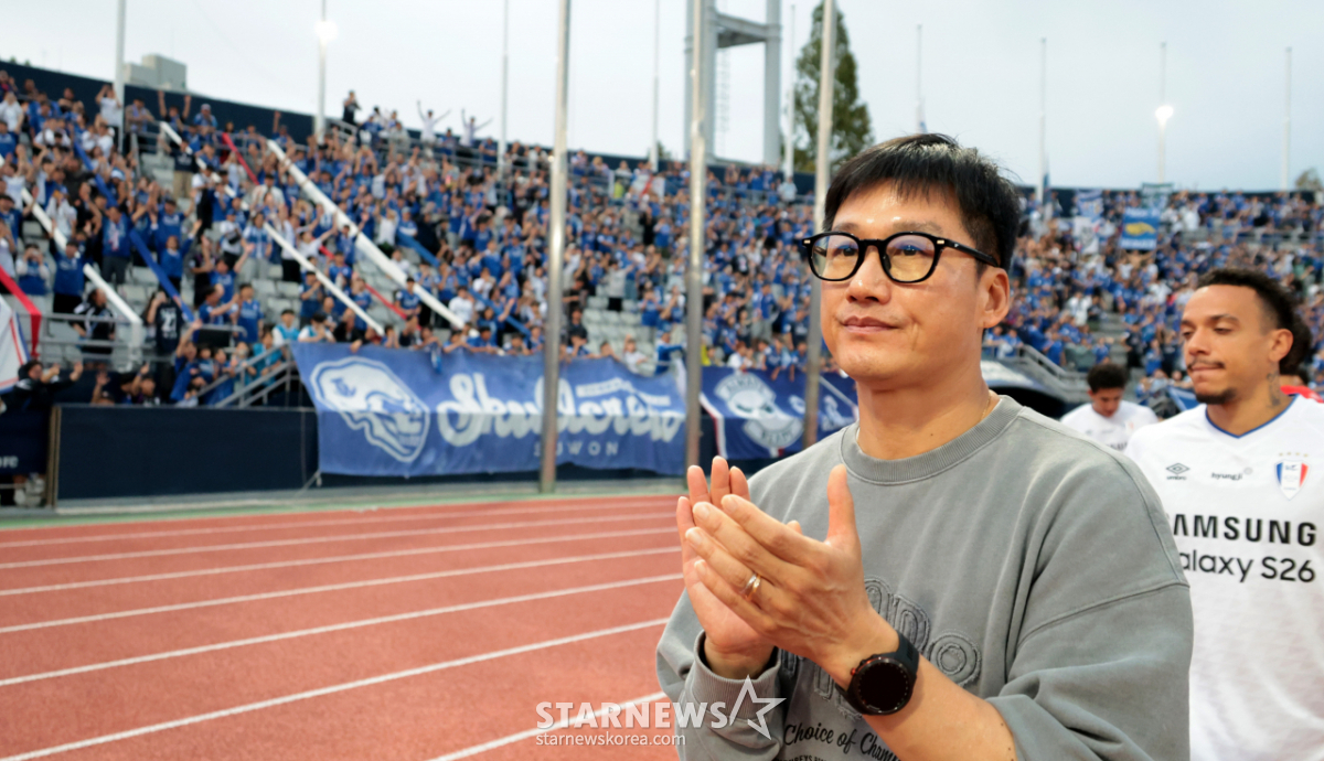[포토]'2위 이랜드와 승점3점 더 벌리고' 승리자축하는 이정효 감독