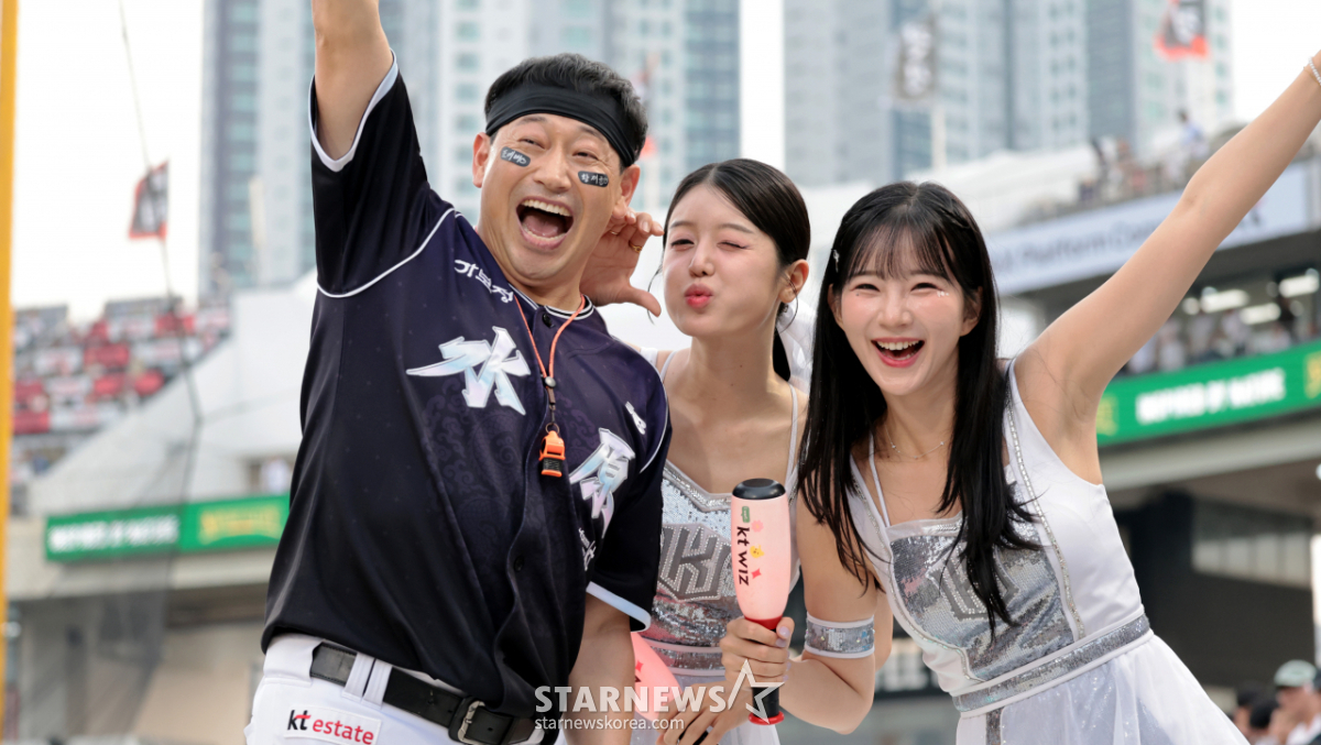 [포토]롯데전 득점에 '이 순간을 남겨야죠! 부탁해요!' 김주일 응원단장