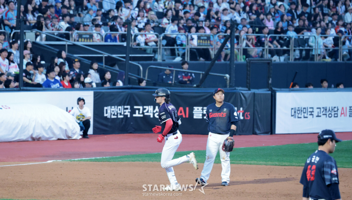 [포토]'롯데 추격을 따돌리는 2점홈런' 힐리어드