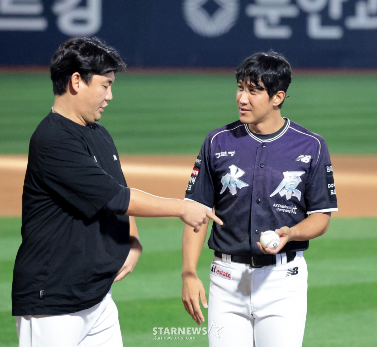 [포토]'은퇴경기 승리볼 챙겨주는' 장성우