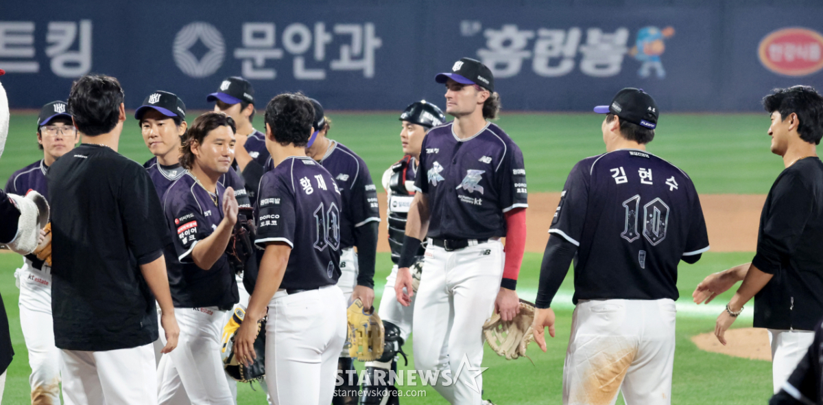 [포토]'은퇴경기 선수들과 하이파이브 나누는' 황재균