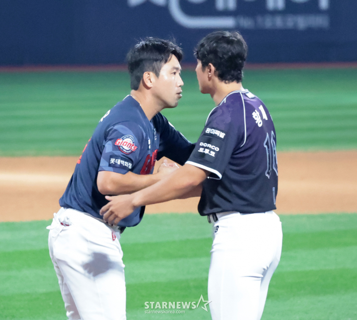 [포토]'전준우와 포옹하며 작별하는' 황재균