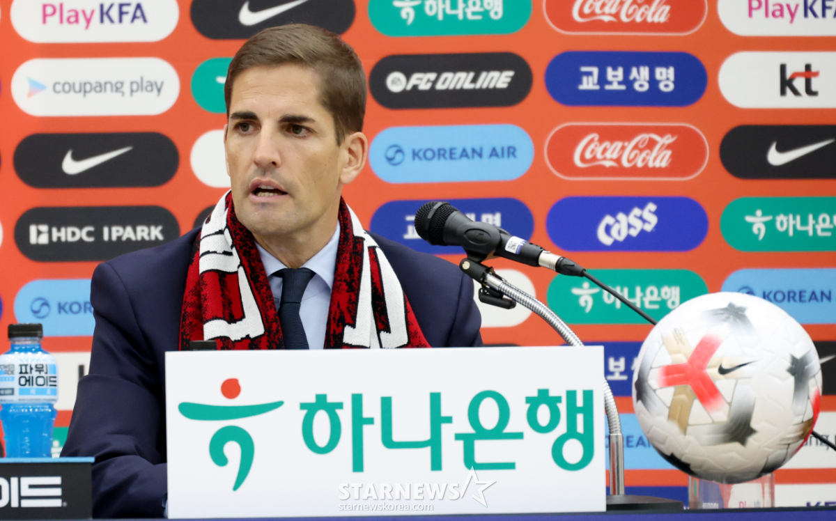 [포토] 모레노 감독 '손흥민-이강민 활용법은?'