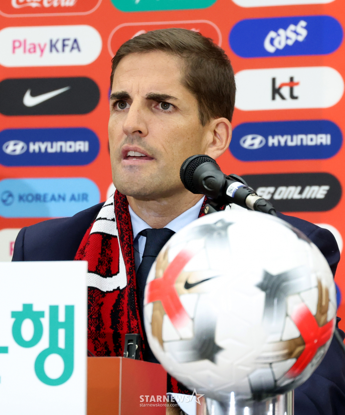 [포토] 모레노 감독 '대표팀 분위기 전환 비책은..'