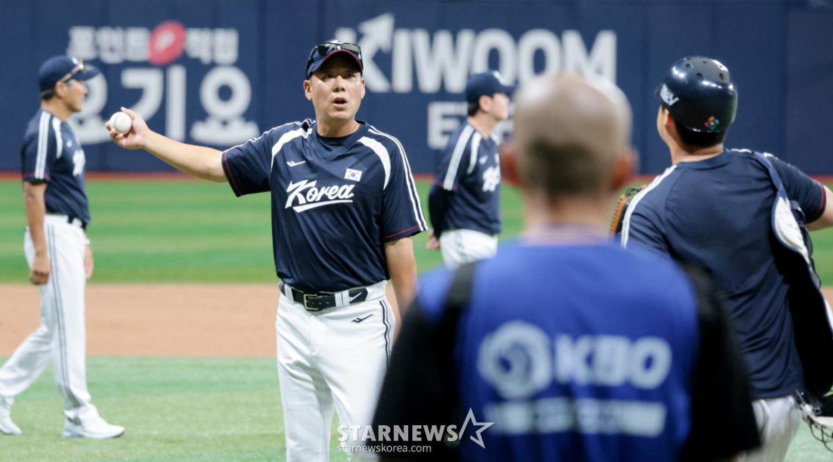 [포토]'야구대표팀 합류한' 최기문 코치