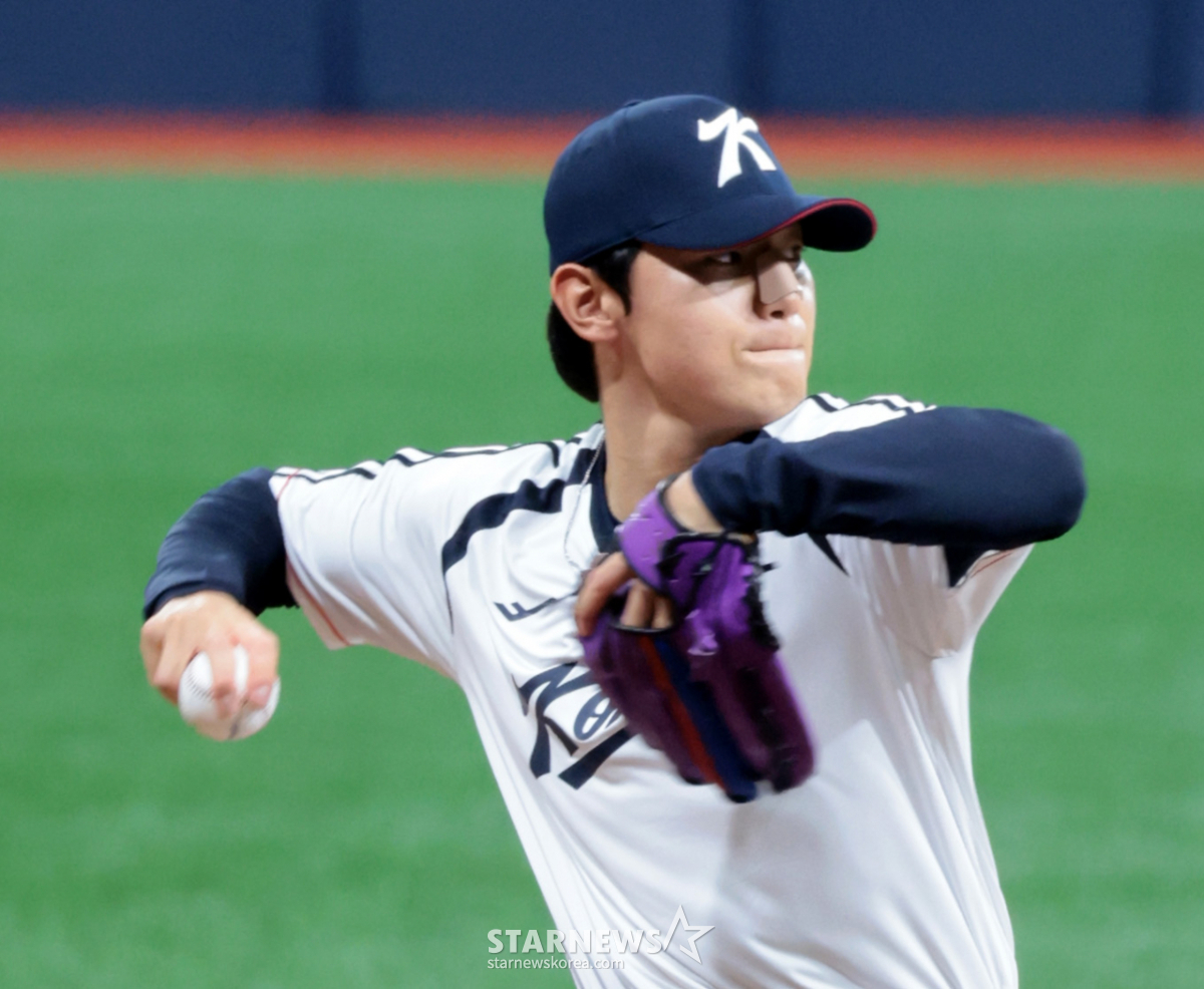 [포토]'코보호대 하고' 대표팀 훈련에 참가한 김도영