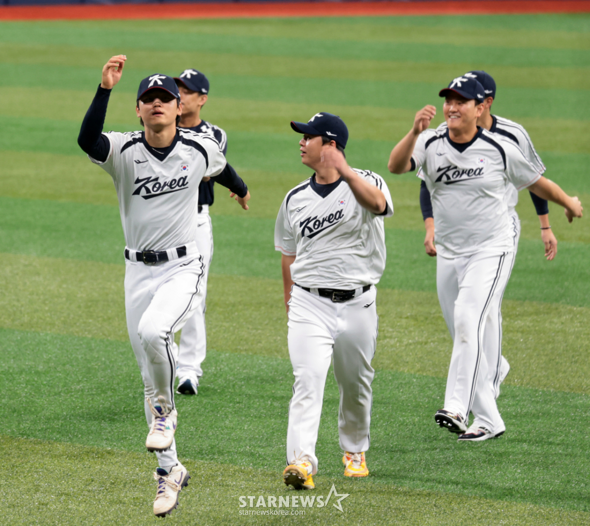 [포토]'본격적인 훈련에 앞서 몸푸는' 김도영과 야구대표팀
