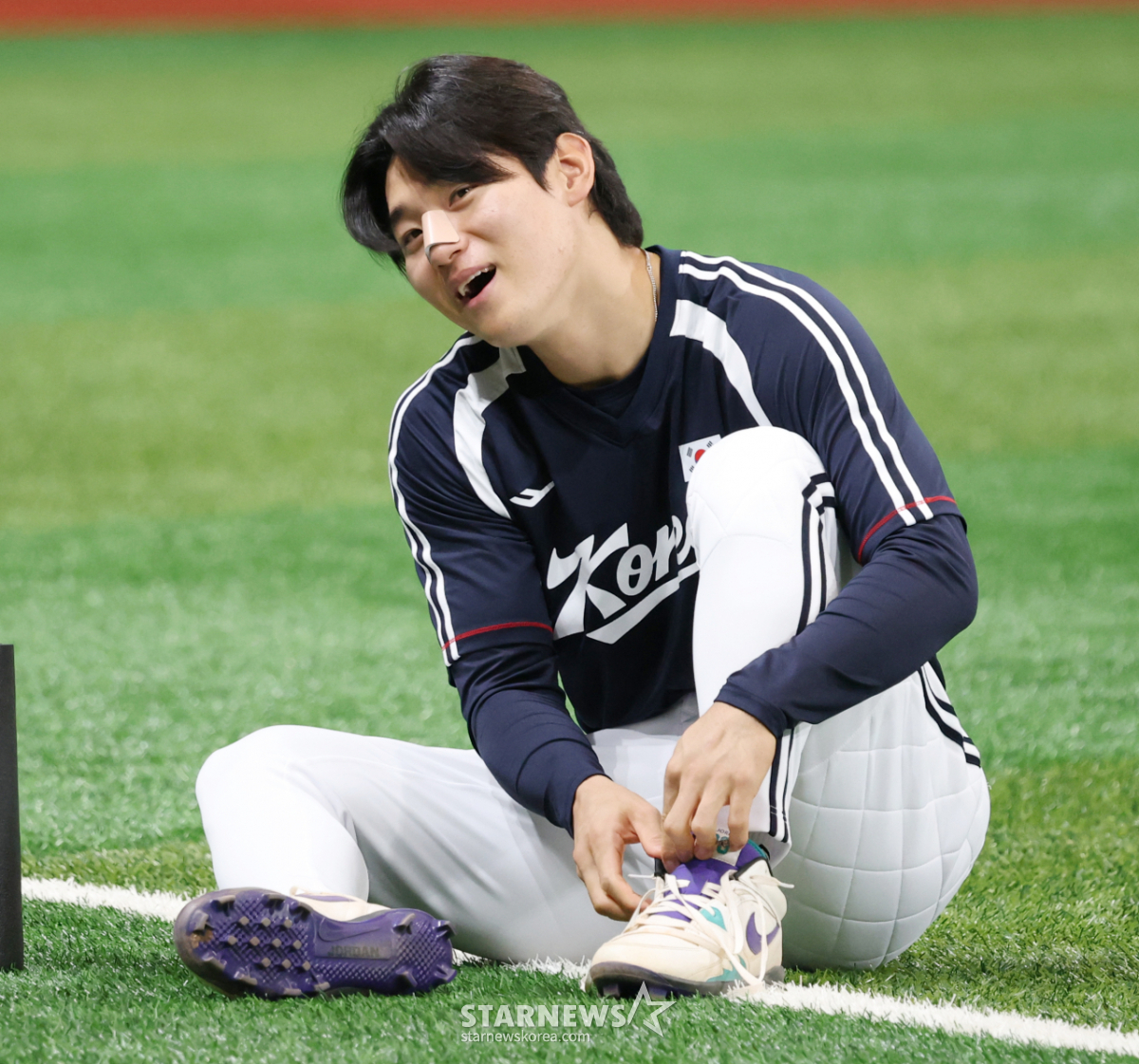 [포토] 김도영, 신발끈 정리도 영화의 한 장면