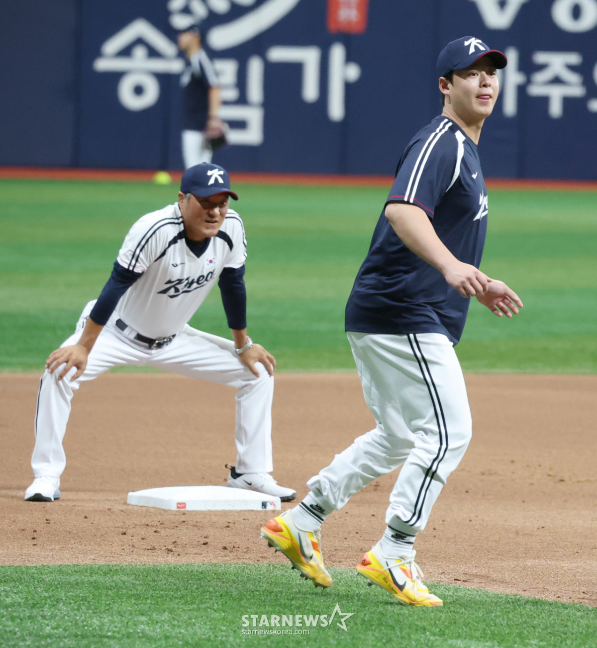 [포토] 노시환 '캡틴의 솔선수범'