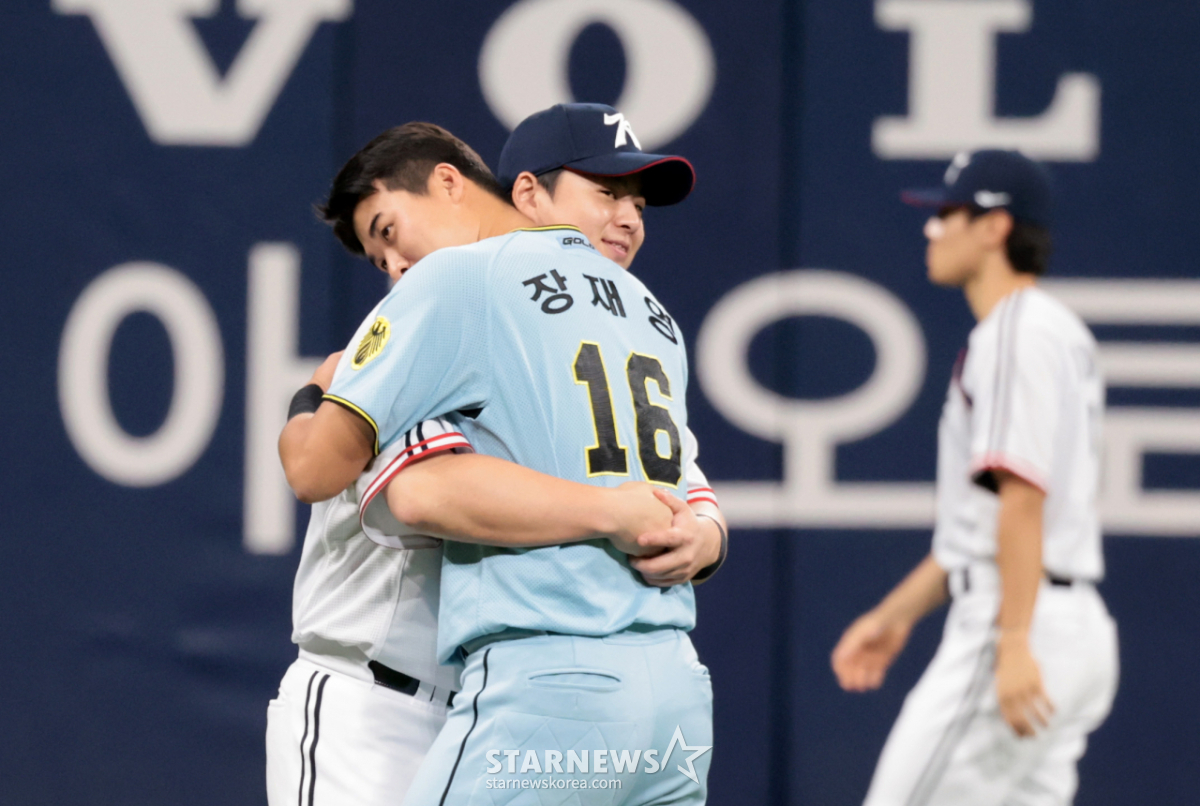 [포토]'노시환에 푹 안긴' 상무 장재영
