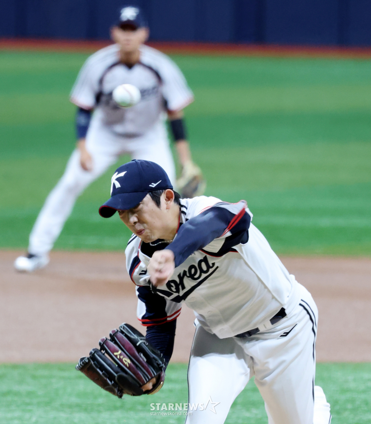 [포토]'1이닝 4피안타 2실점 흔들' 야구대표팀 오원석