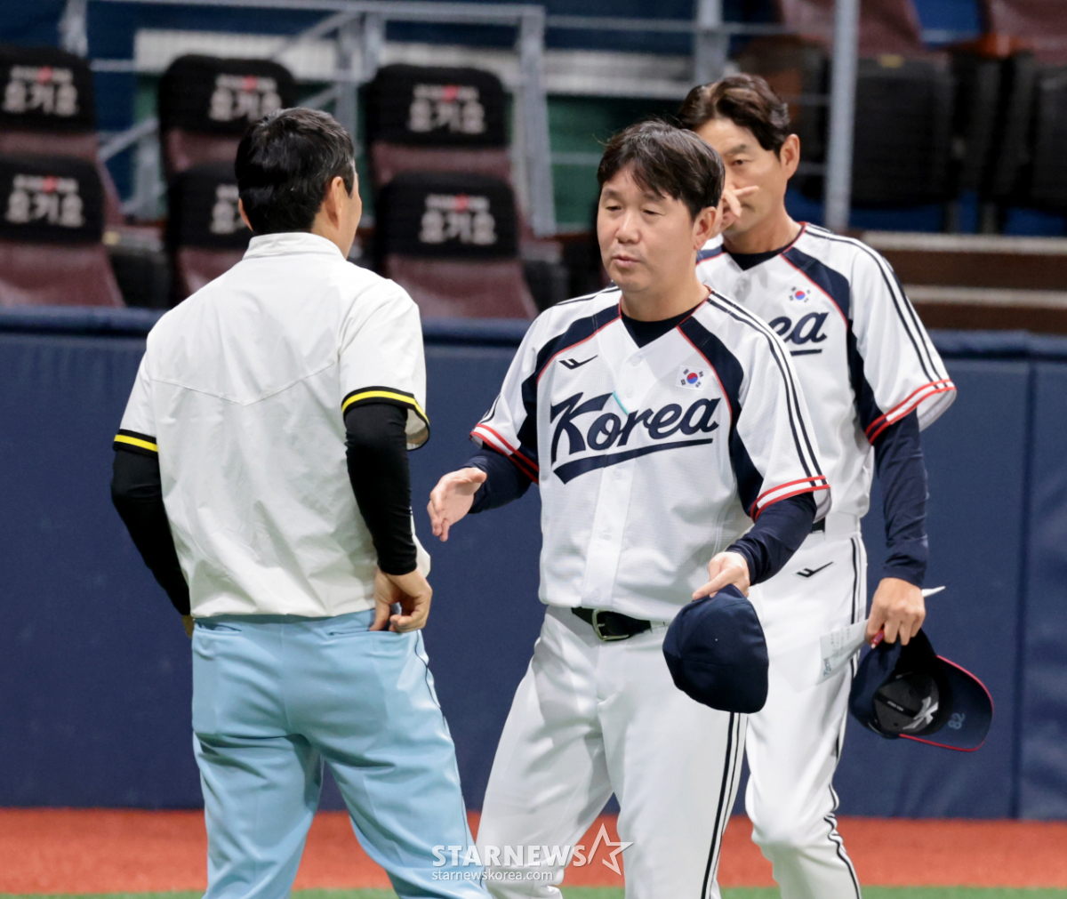 [포토]'상무 박치왕 감독과 악수나누는' 류지현 감독