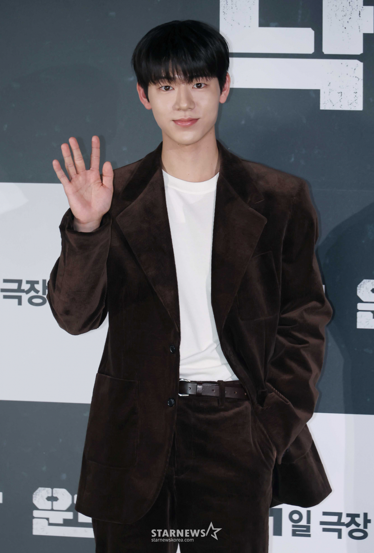 배현성 '여유로운 손인사'[★포토]