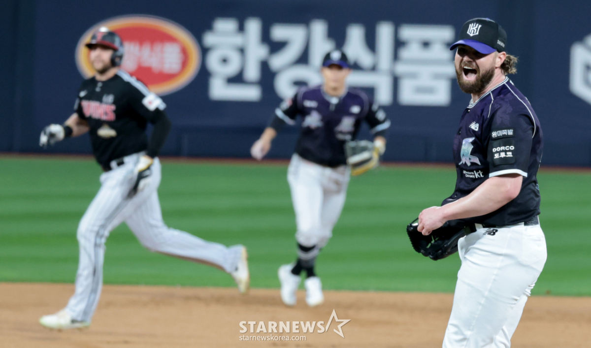 [포토]'1회초 2사 1,2루 삼진으로 불껐다!' 로건
