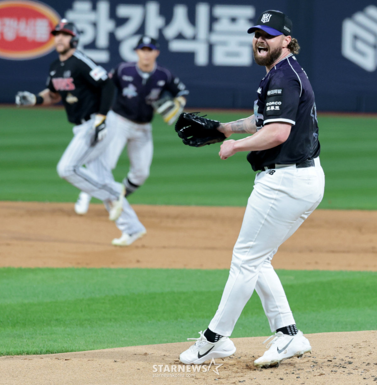 [한번에쓱]LG전 선발등판 '1회초 2사 1,2루 삼진으로 불껐다!' 로건