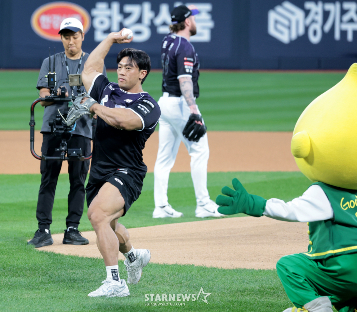 [포토]'마법사 승리기원시구하는' 보디빌더 방지훈