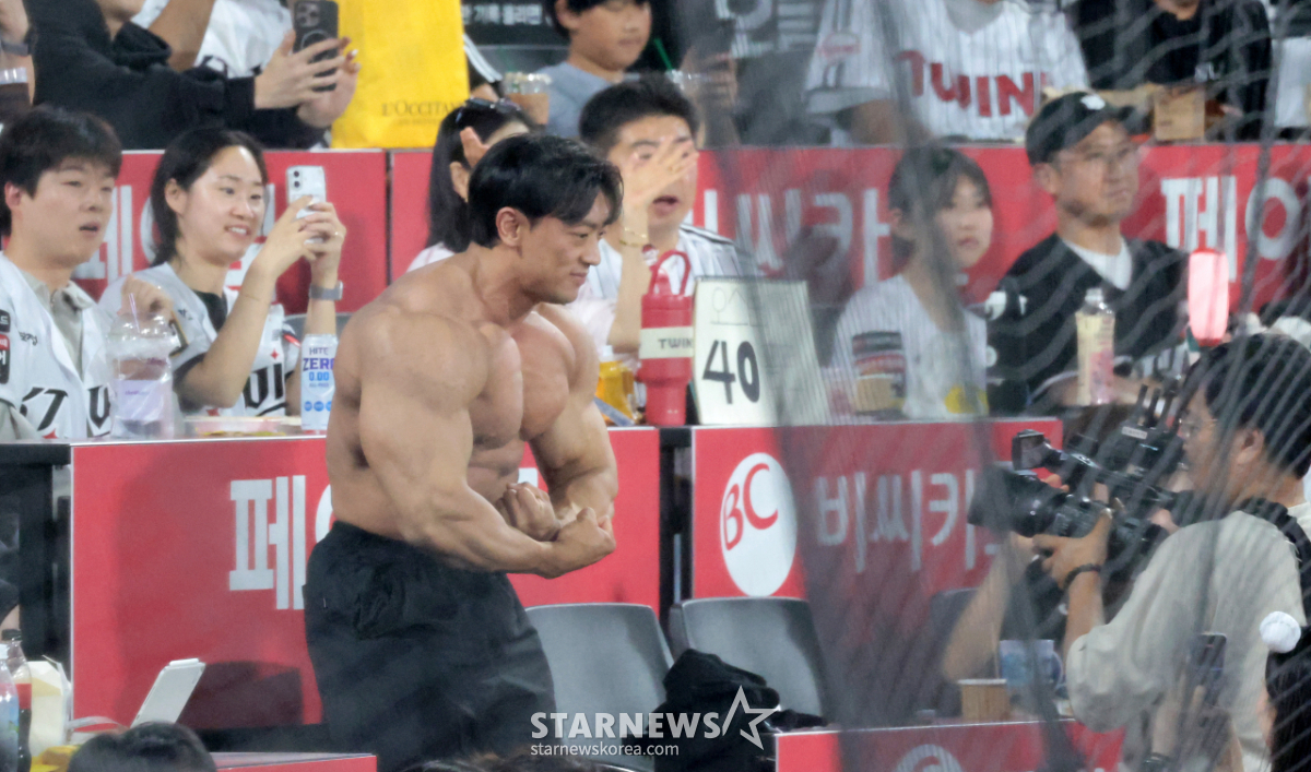 [한번에쓱]헐크포즈! '위즈파크 전광판 특별출현' 보디빌더 방지훈