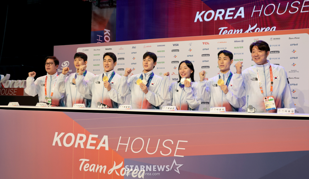 [포토]'우리의 기운의 대한민국 선수단에 골고루 퍼지길'주먹불끈 금메달리스트들