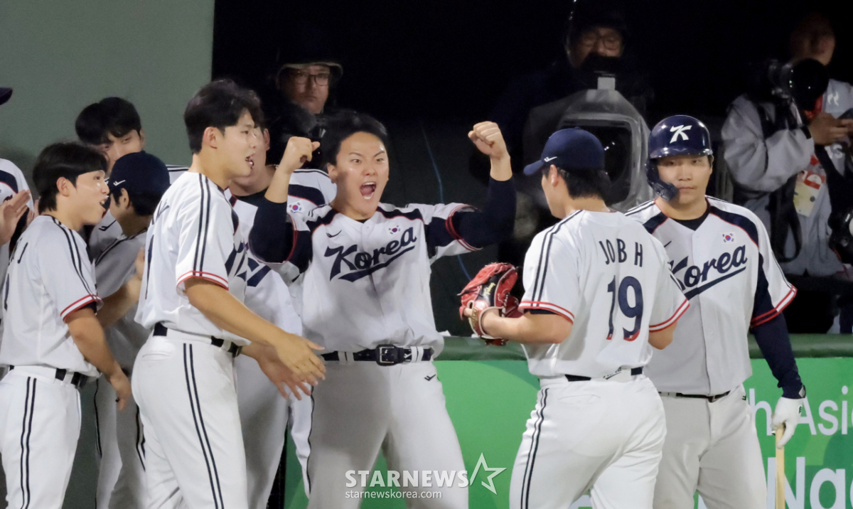[포토]'조병현 7회초 역투에' 환호하는 김건희