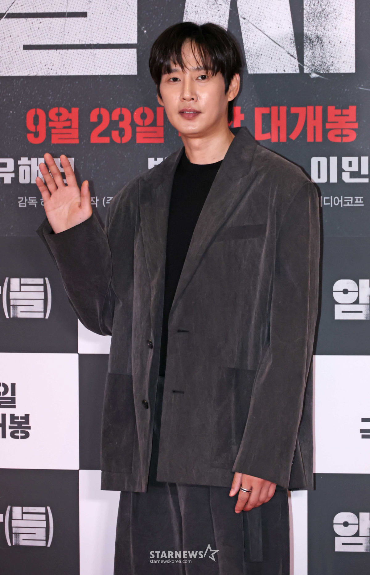 박성훈 '여유로운 손인사'[★포토]
