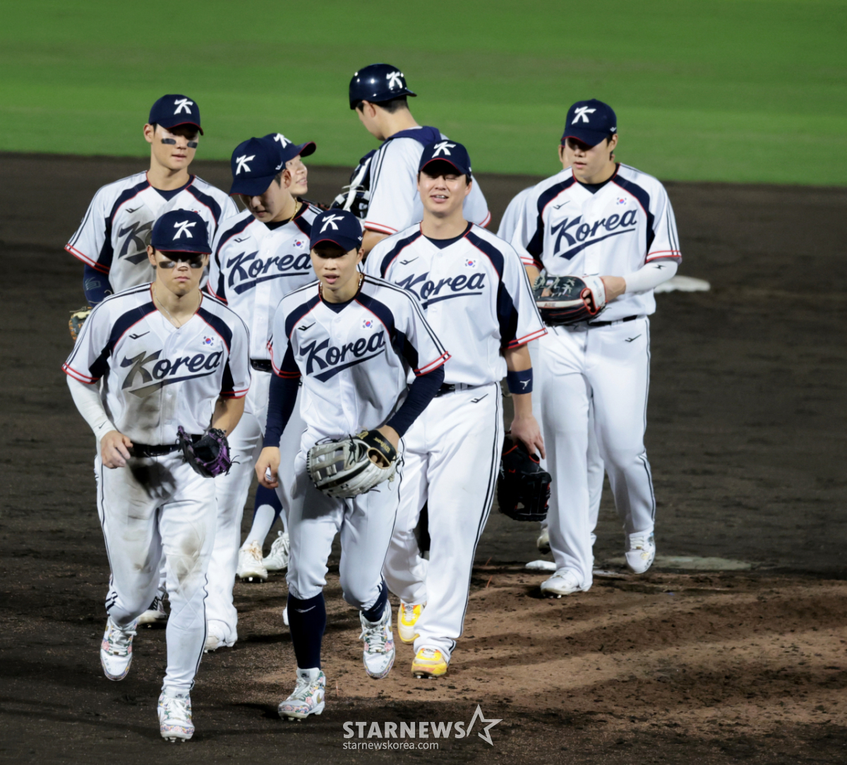 [한번에쓱]'다음 경기는 우리가 앞장서자!' 더그아웃 향하는 김도영과 박재현, 5-0승리 자축하는 야구대표팀
